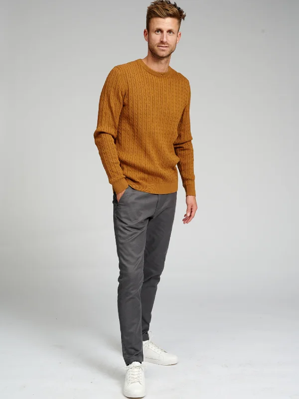 cable-knit-crewneck-lysebrun