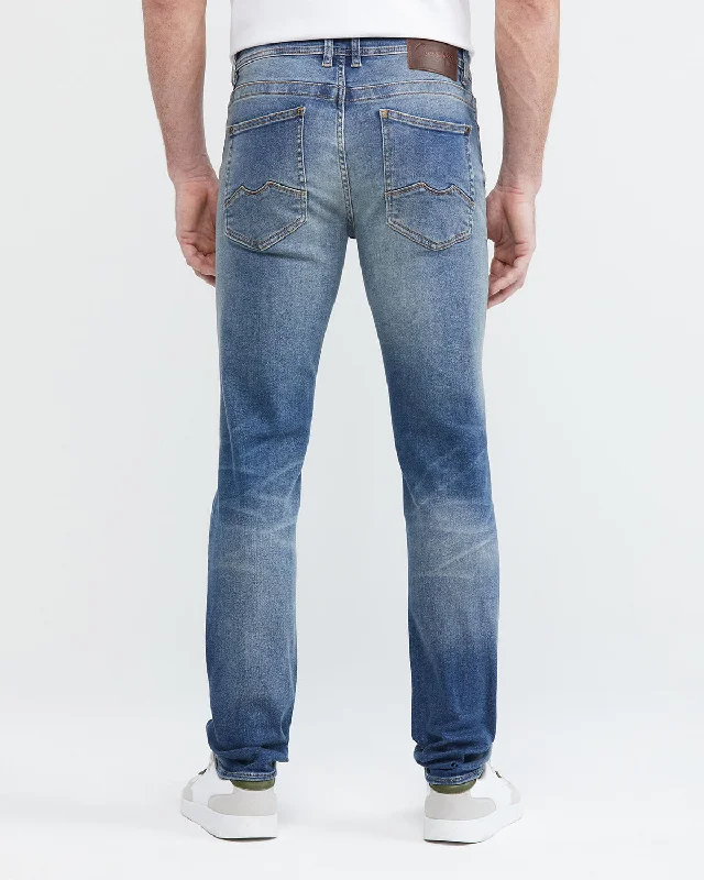 SLIM FIT MID-RISE JEANS IN MEDIUM WASH BS