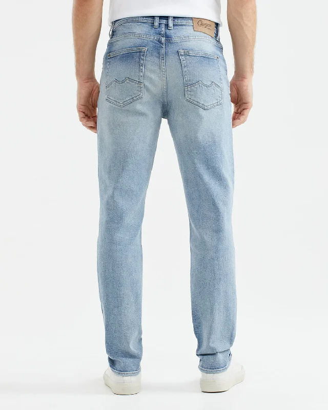 STRAIGHT FIT MID-RISE JEANS IN LIGHT WASH