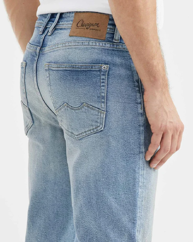 STRAIGHT FIT MID-RISE JEANS IN LIGHT WASH