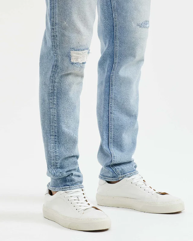 STRAIGHT FIT MID-RISE JEANS IN LIGHT WASH