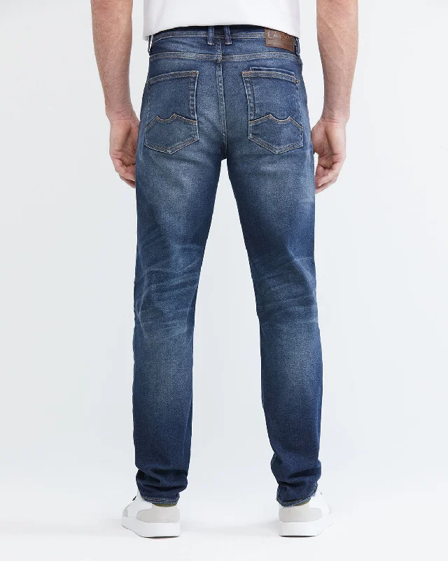 STRAIGHT FIT MID-RISE JEANS IN DARK WASH