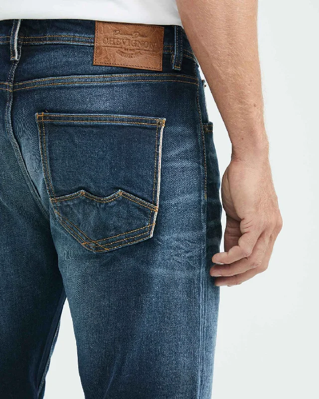 STRAIGHT FIT MID-RISE JEANS IN ULTRA DARK WASH