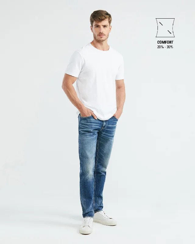 STRAIGHT FIT MID-RISE JEANS IN DARK WASH