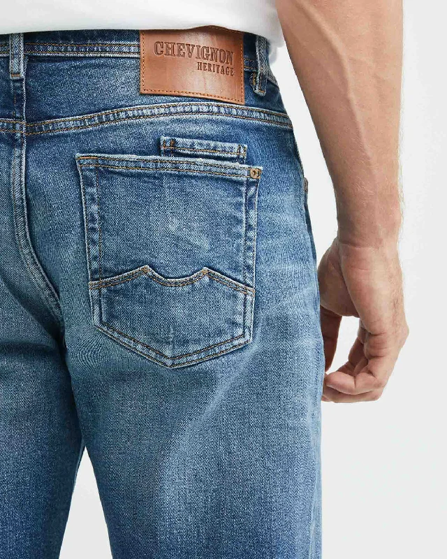 STRAIGHT FIT MID-RISE JEANS IN DARK WASH