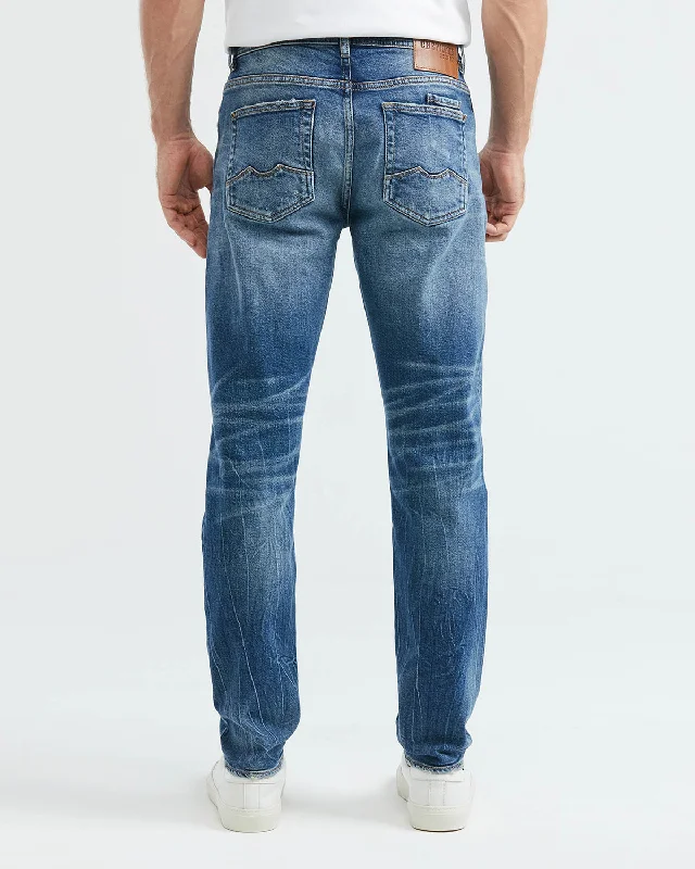 STRAIGHT FIT MID-RISE JEANS IN DARK WASH