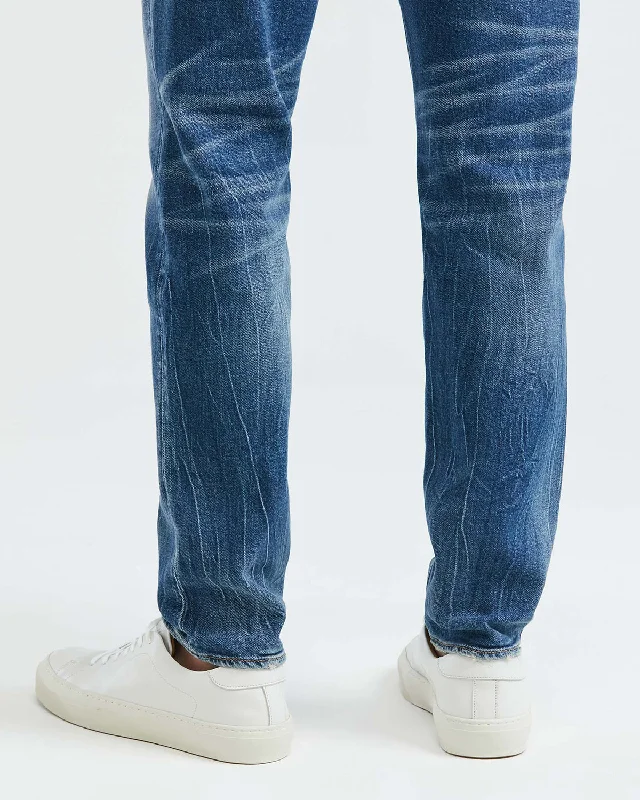 STRAIGHT FIT MID-RISE JEANS IN DARK WASH