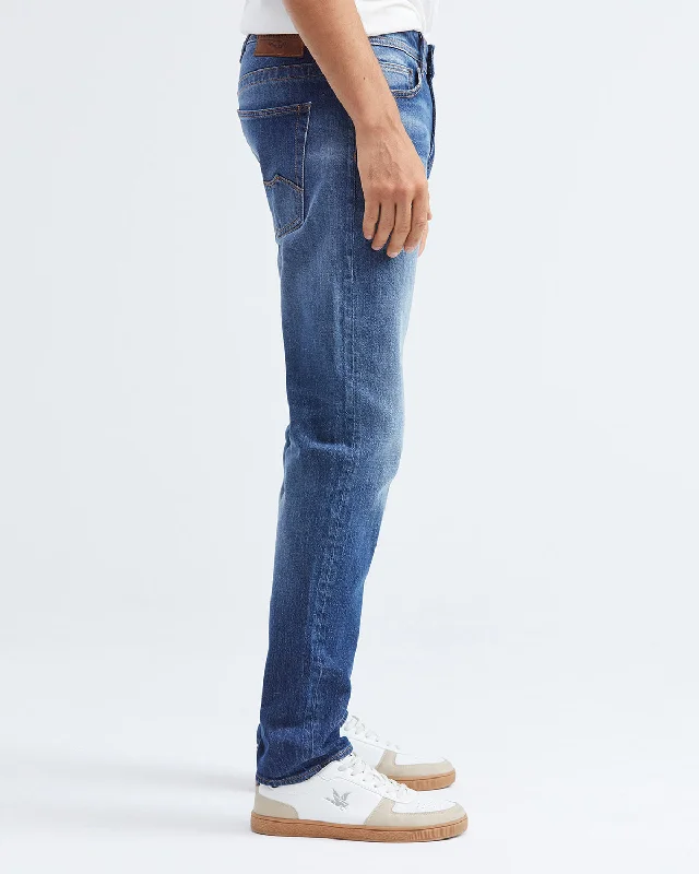 SLIM FIT MID-RISE JEANS IN MEDIUM WASH