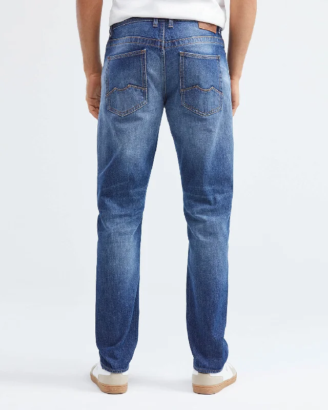 SLIM FIT MID-RISE JEANS IN MEDIUM WASH